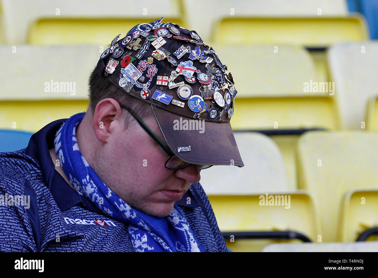 Londra, Regno Unito. Xix Apr, 2019. Un Millwall ventola con cappello decorativo durante il cielo EFL scommessa match del campionato tra Millwall e Brentford al Den, Londra, Inghilterra il 19 aprile 2019. Foto di Carlton Myrie. Solo uso editoriale, è richiesta una licenza per uso commerciale. Nessun uso in scommesse, giochi o un singolo giocatore/club/league pubblicazioni. Credit: UK Sports Pics Ltd/Alamy Live News Foto Stock