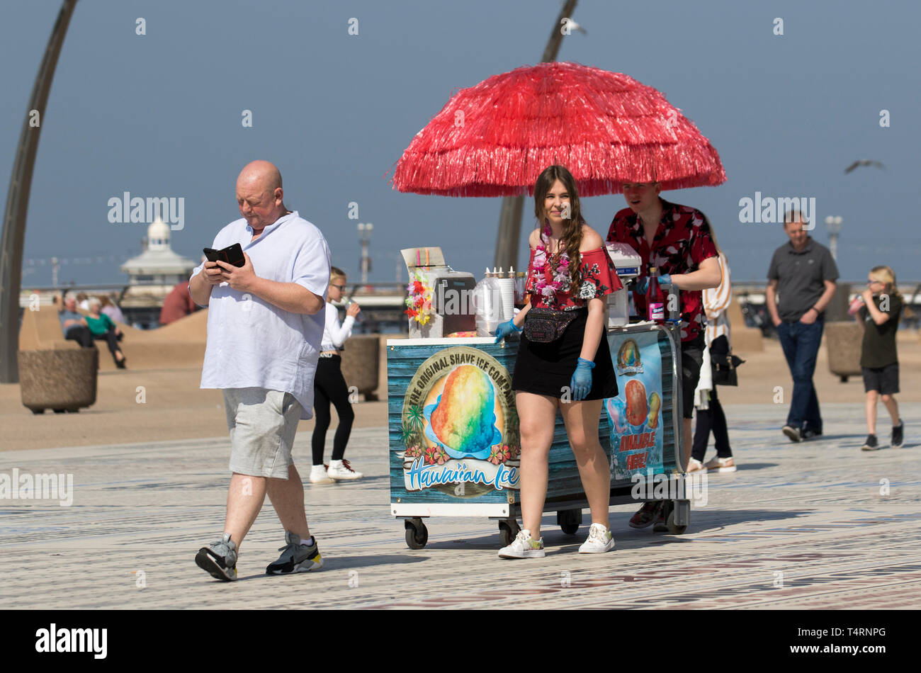 Occupato Seaside rinfresco cart bevande; estate sizzler previsioni come tempo caldo previsto sulla Costa Fylde. Inizia la giornata con il sole, con temperature che si prevede raggiungeranno i 20°C + a nord-ovest all'inizio delle vacanze di Pasqua in primavera. Questo fine settimana si può aspettare una cottura a caldo, con Inghilterra e Galles che vedono il meglio del sole. Secondo le previsioni meteo di Met Office, il calore sbalorditivo di aprile sarà incoraggiato da un sole glorioso. Foto Stock