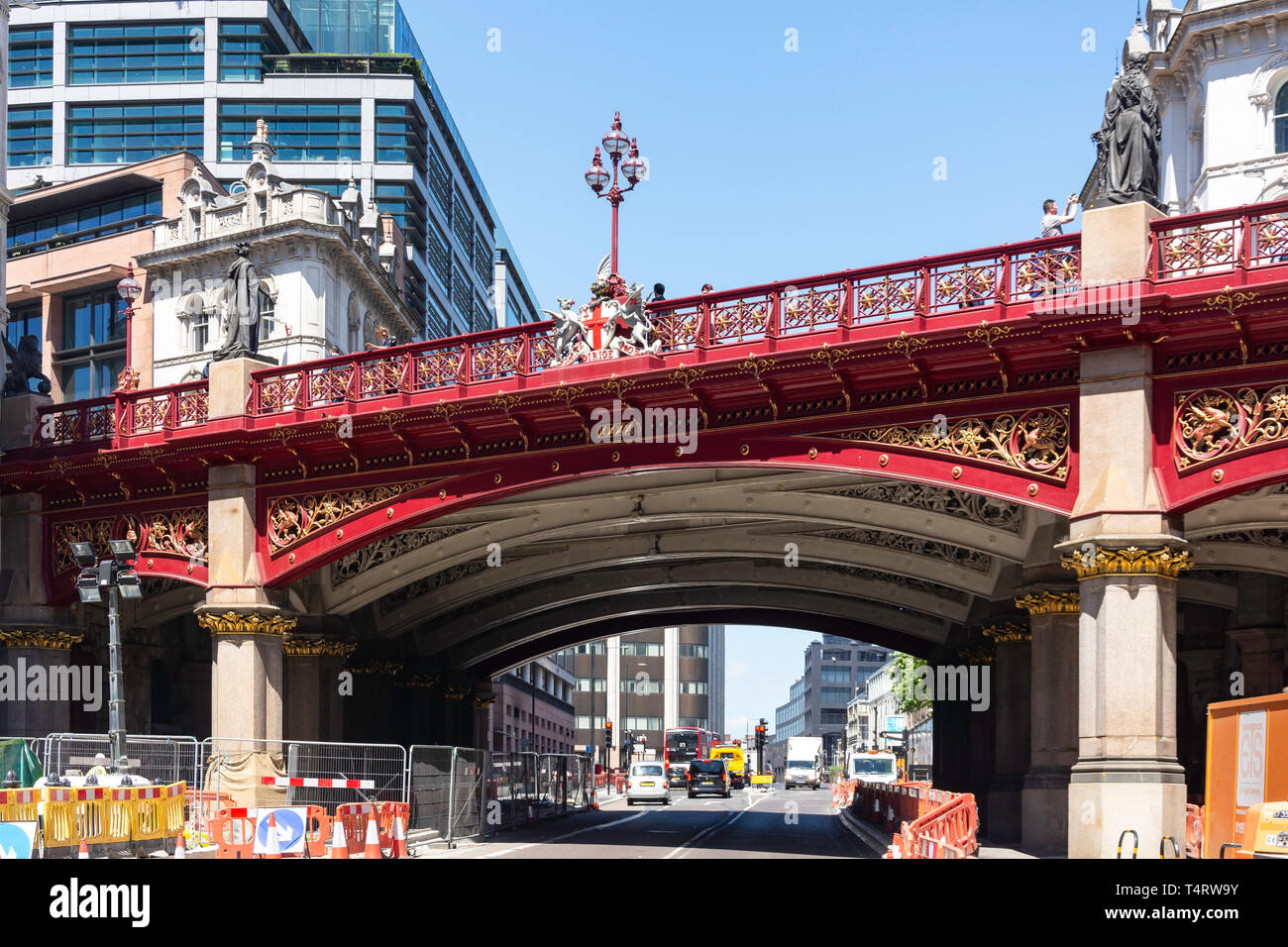 Holborn Viaduct road bridge da Farrington Street, Farringdon, City of London, Greater London, England, Regno Unito Foto Stock