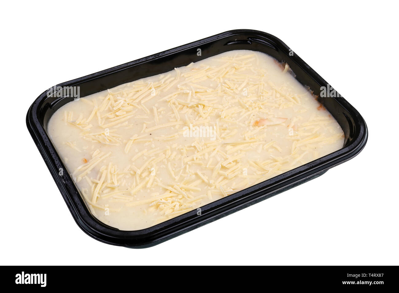 Congelati a basso costo piccolo quadrato di lasagne in nero scatola di plastica. Isolato su bianco studio shot macro Foto Stock