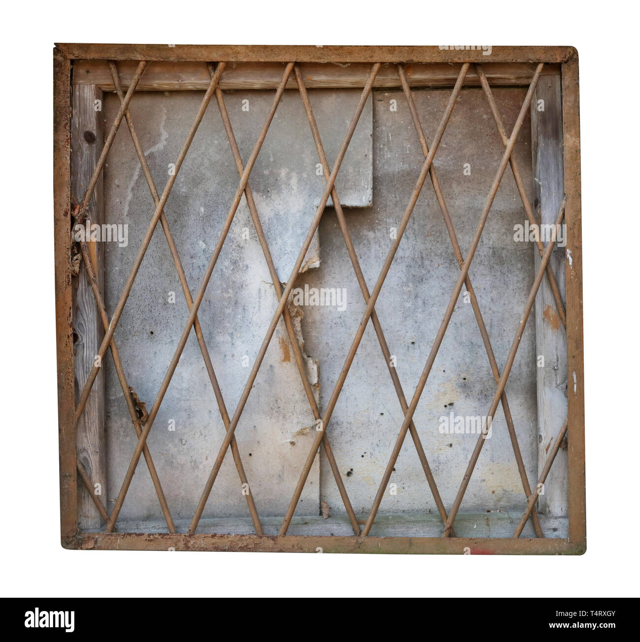 Quadrato vetro curvo in ched chiuso con griglia in metallo e legno compensato incrinato. Isolato su bianco oggetto esterno Foto Stock