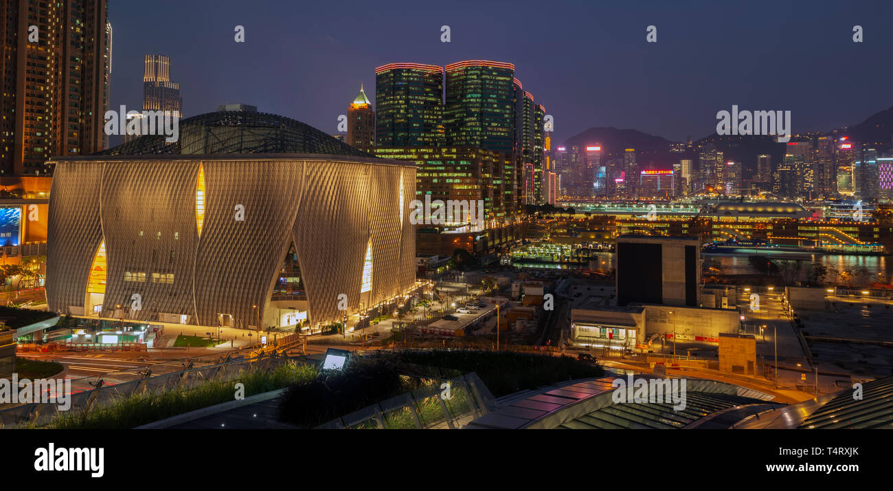 Esterno del Xiqu centro e porto Victoria skyline della citta', West Kowloon distretto culturale, Hong Kong, Cina. Foto Stock