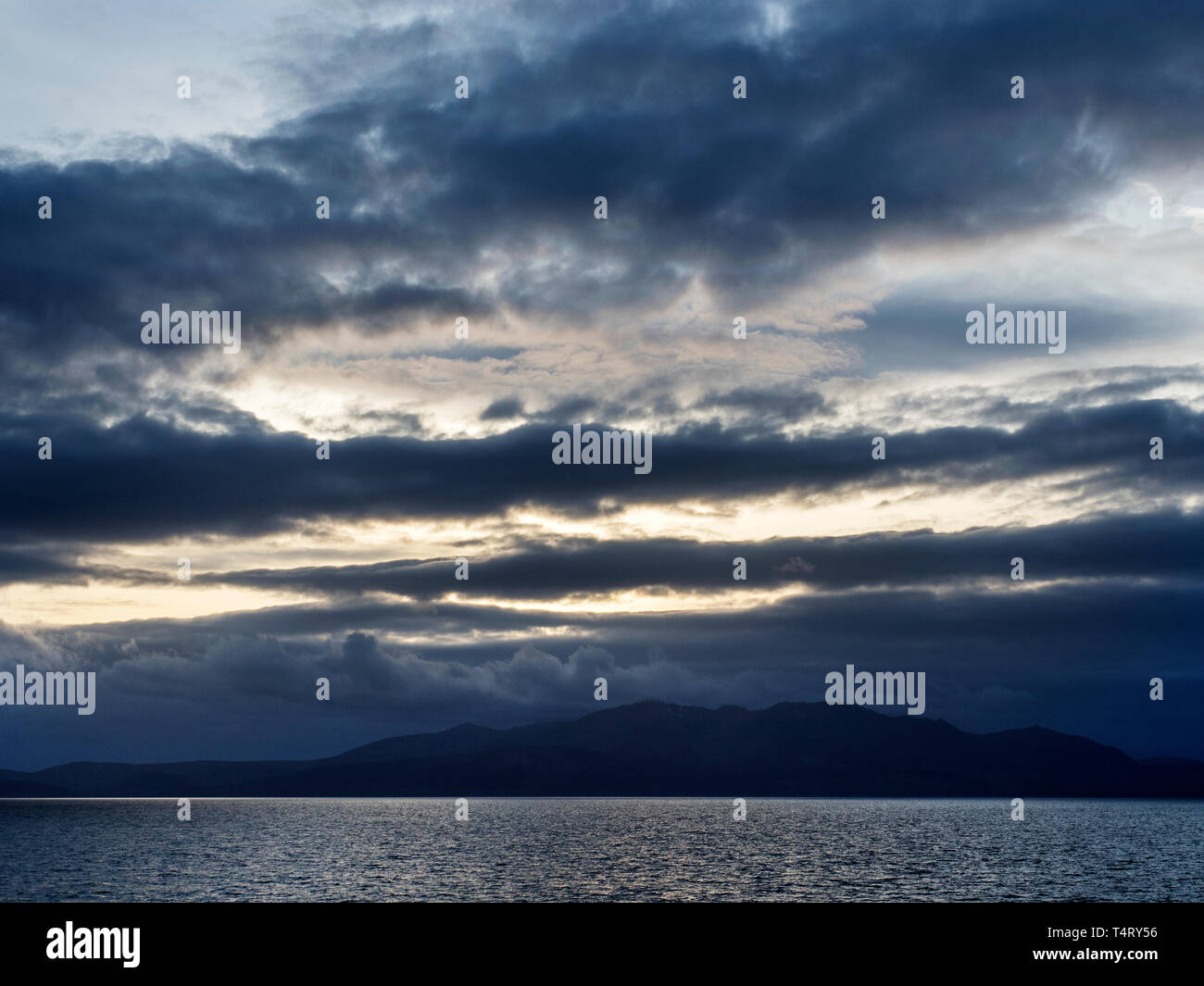 Nuvole scure su l'isola di Arran al crepuscolo North Ayrshire in Scozia Foto Stock