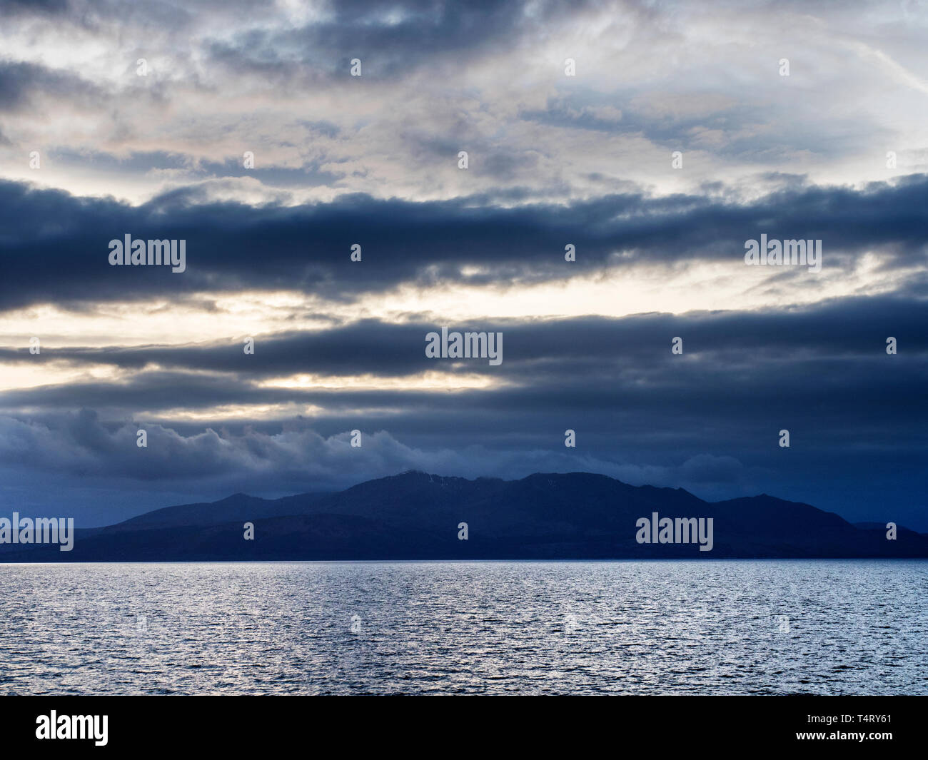 Nuvole scure al tramonto su capra cadde sull'isola di Arran North Ayrshire in Scozia Foto Stock