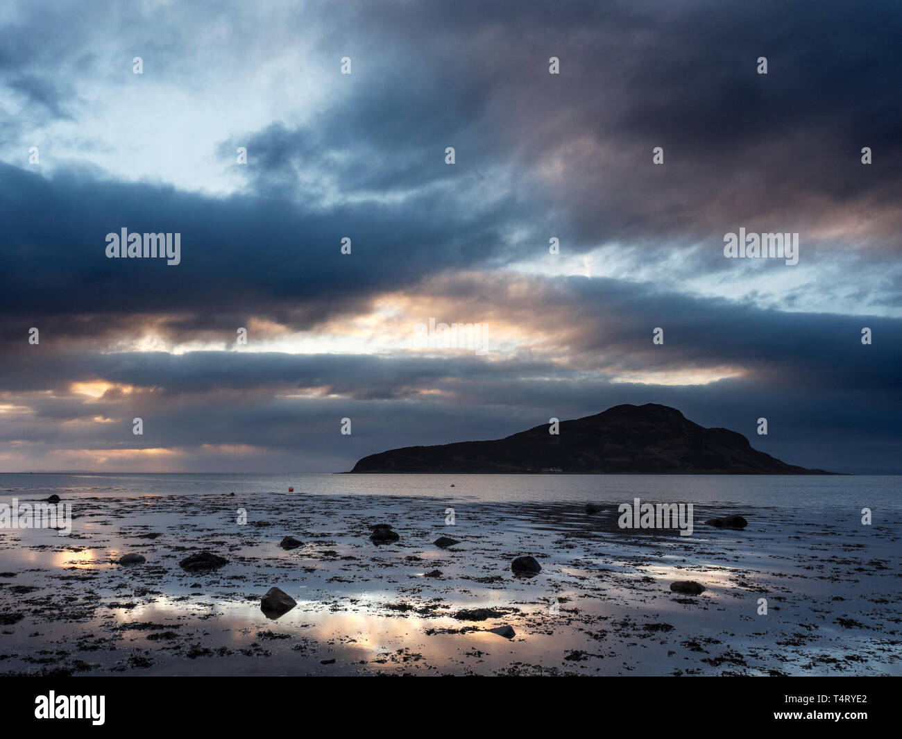 Nuvole rosa su Holy Isle all'alba da Lamlash sull'isola di Arran North Ayrshire in Scozia Foto Stock