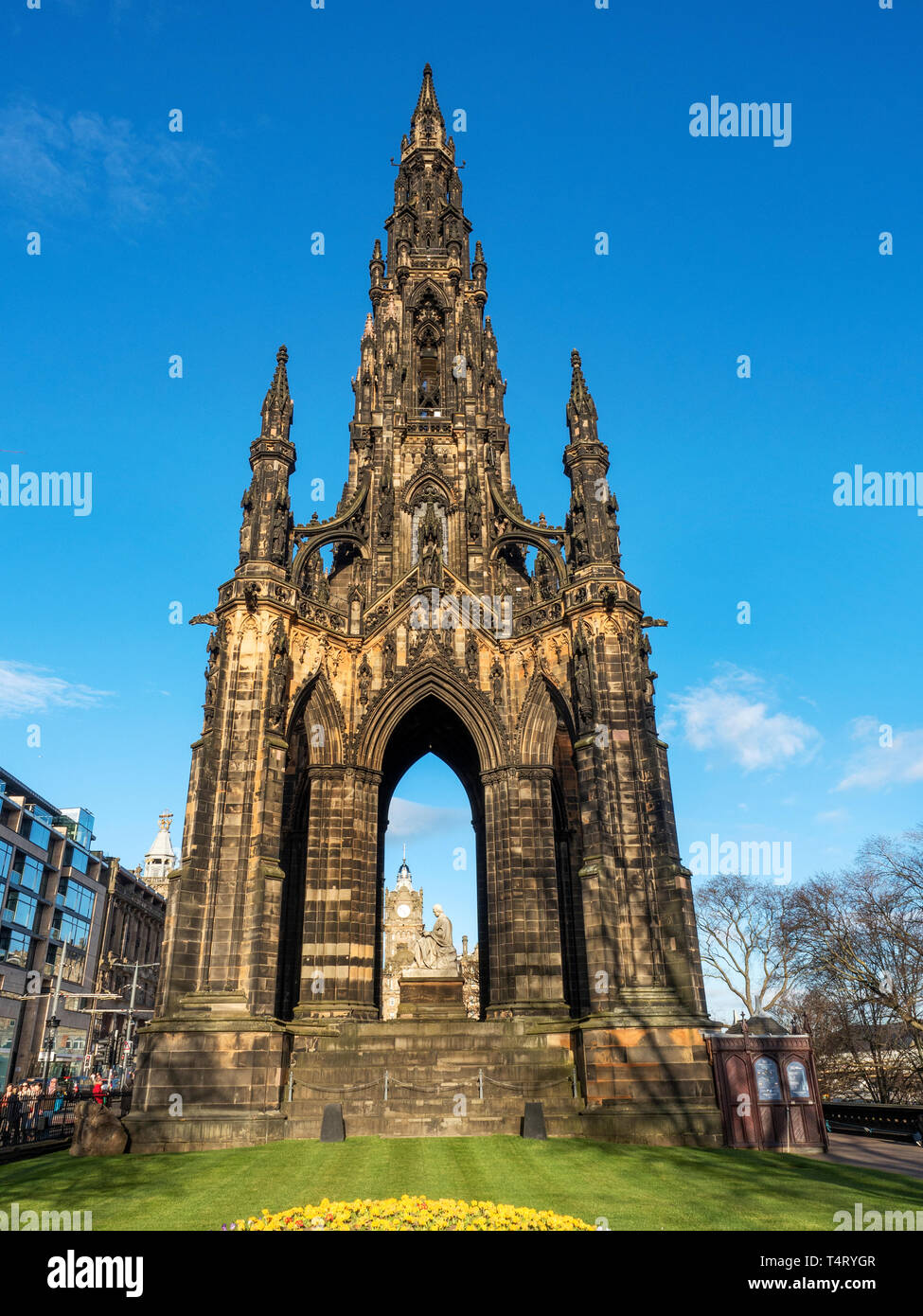 Il monumento di Scott per autore scozzese Sir Walter Scott ad est di Princes Street Gardens Edinburgh Scozia Scotland Foto Stock