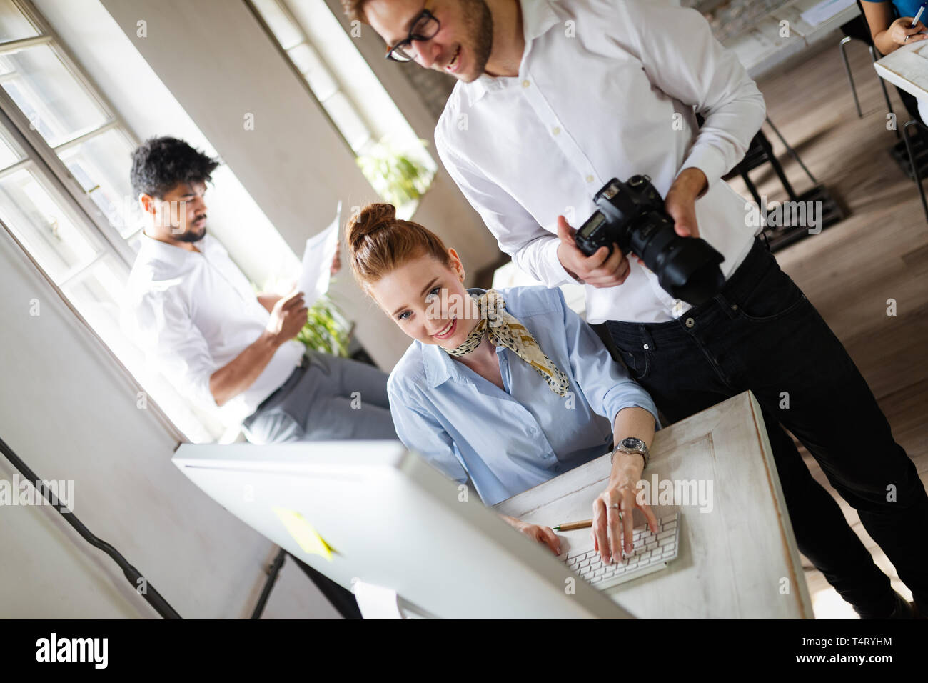 Multietnica startup business team sulla riunione di moderno luminoso ufficio brainstorming interno Foto Stock