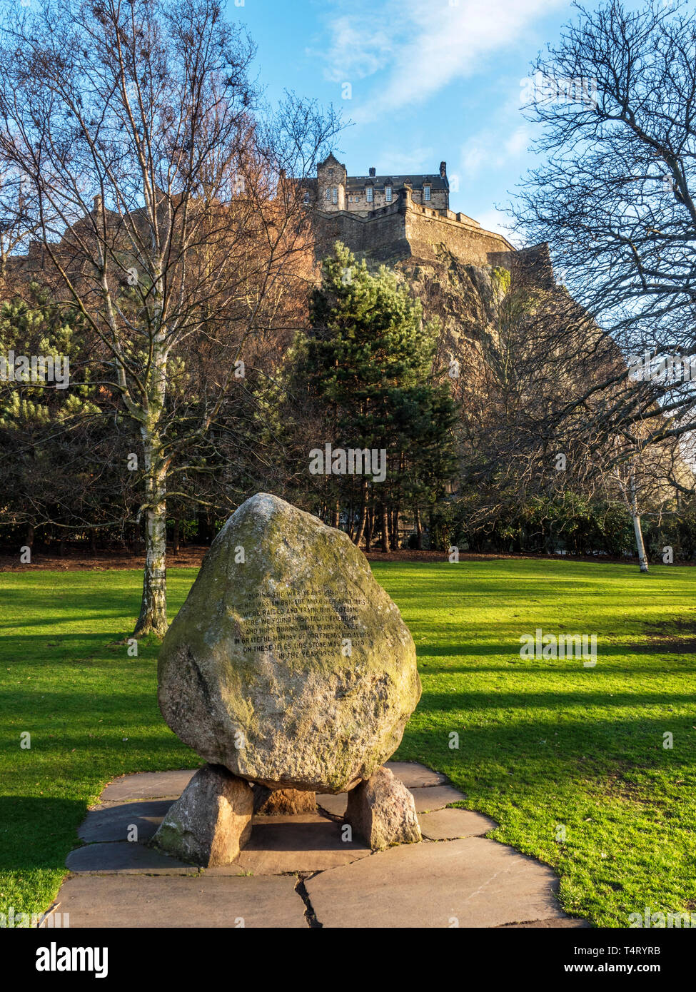 Norwegian lapide in Occidente i giardini di Princes Street e il Castello di Edimburgo Edimburgo in Scozia Foto Stock