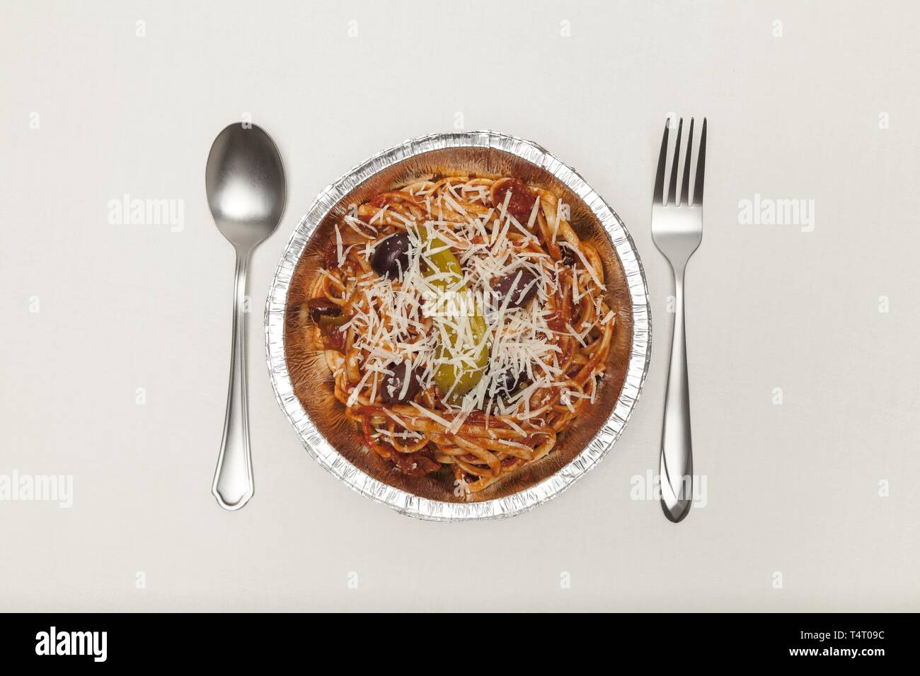 Cucchiaio, forcella e la piastra in alluminio con tagliatelle, vista dall'alto Foto Stock