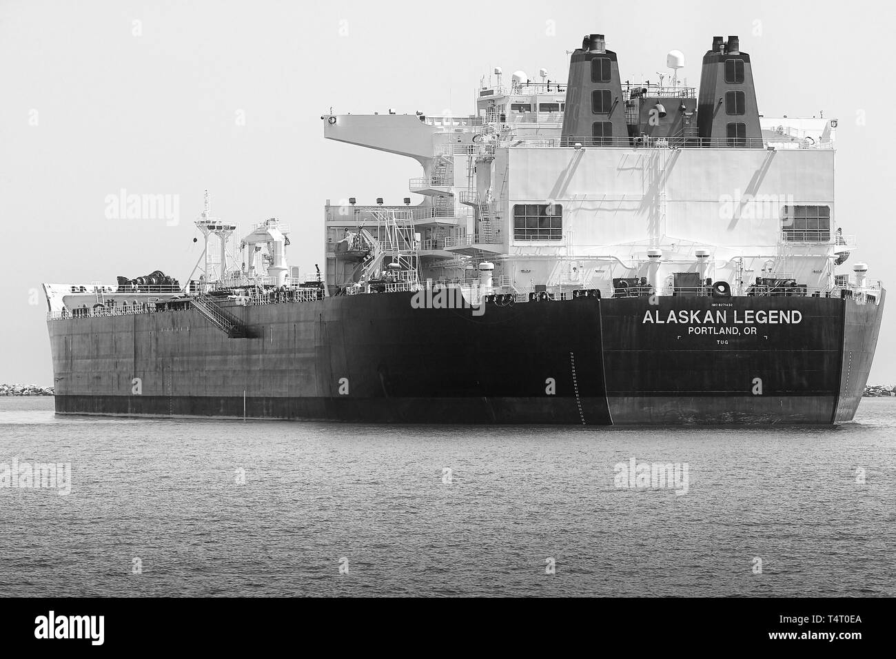 Foto in bianco e nero del gigante superpetroliera (Grezzo Petroliera), ALASKAN legenda, ancorato nel porto di Long Beach, California, Stati Uniti d'America. Foto Stock