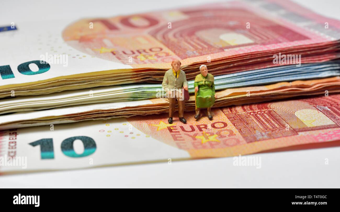 Statuine in miniatura,pensionato giovane, seduti su euro note,moneta, Foto Stock