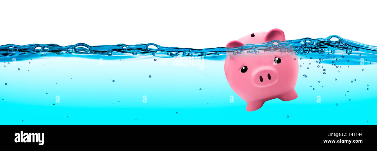 Pink Piggy Bank Drowning Under Water - concetto di debito finanziario Foto Stock