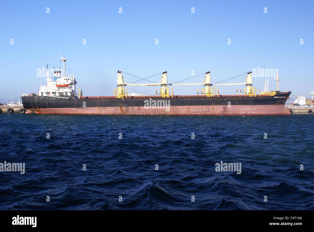 La nave da carico secco African Kalahari nelle acque di Duncan Dock, Porto di Cape Town, Sud Africa. Foto Stock