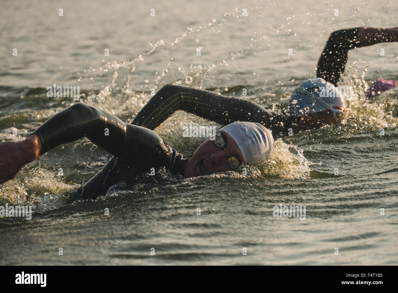 Triatleti nuotare all'avvio dell'Ironman Triathlon a Kiev, Ucraina Foto Stock