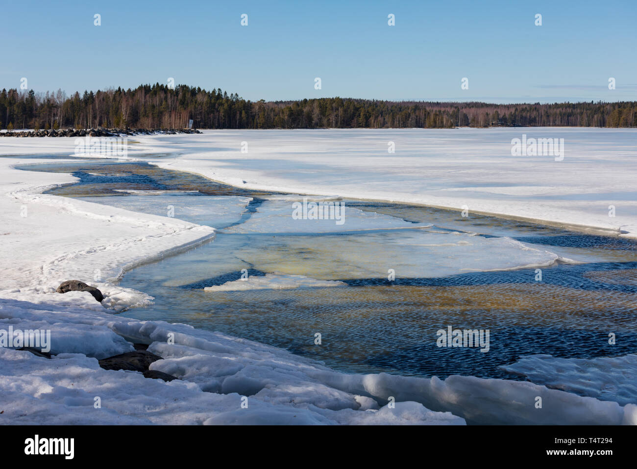 Fusione del ghiaccio nel paesaggio del lago Foto Stock