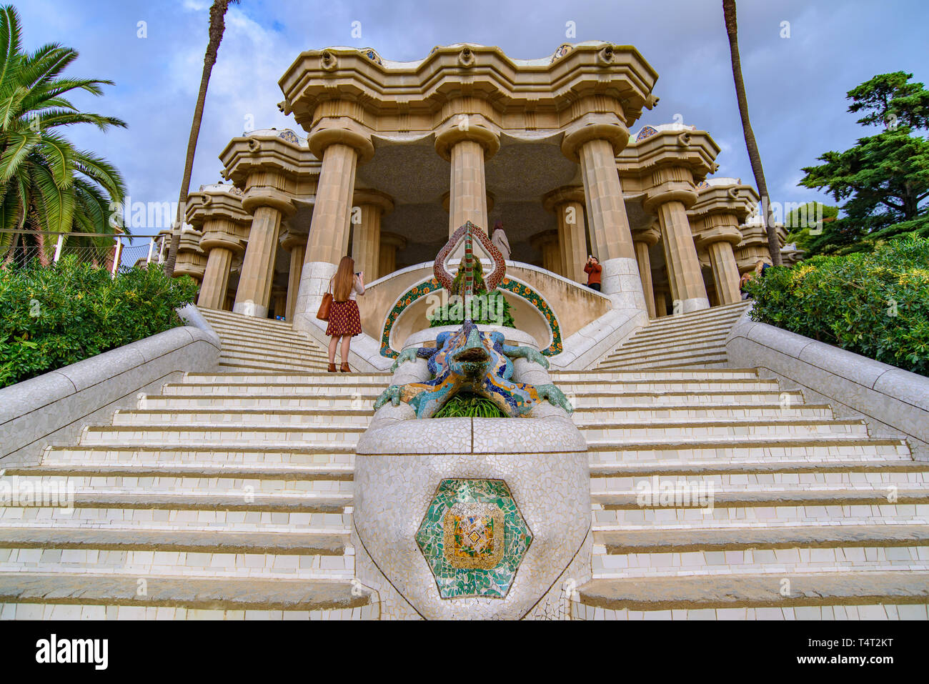 Il drago e la scalinata del Parco Guell di Barcellona, Spagna Foto Stock