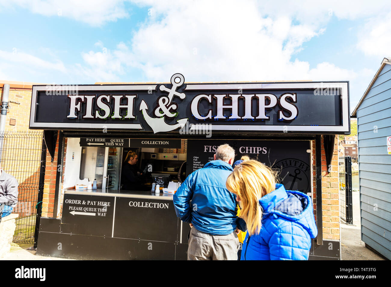 Fish & Chip van, pesce e patatine fritte, pesce e patatine in stallo Whitby, pesce e patatine Whitby, fish & chips Whitby, stallo van, Whitby, nello Yorkshire, Regno Unito, Inghilterra Foto Stock