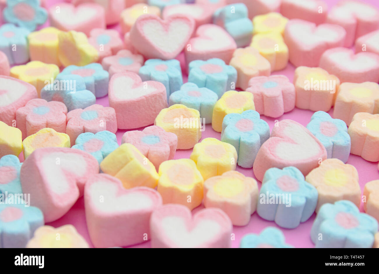 Messa a fuoco selettiva, Close-up un mazzetto di colorati, pastello, dolce colore della caramella dolce marshmallows sullo sfondo rosa per i banner Web, brochure, leafle Foto Stock