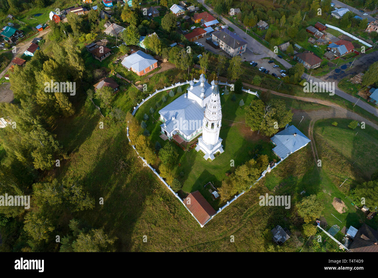 Vista da una grande altezza sul la Trasfigurazione del Salvatore cattedrale in un pomeriggio di settembre (antenna indagine). Sudislavl, Russia Foto Stock