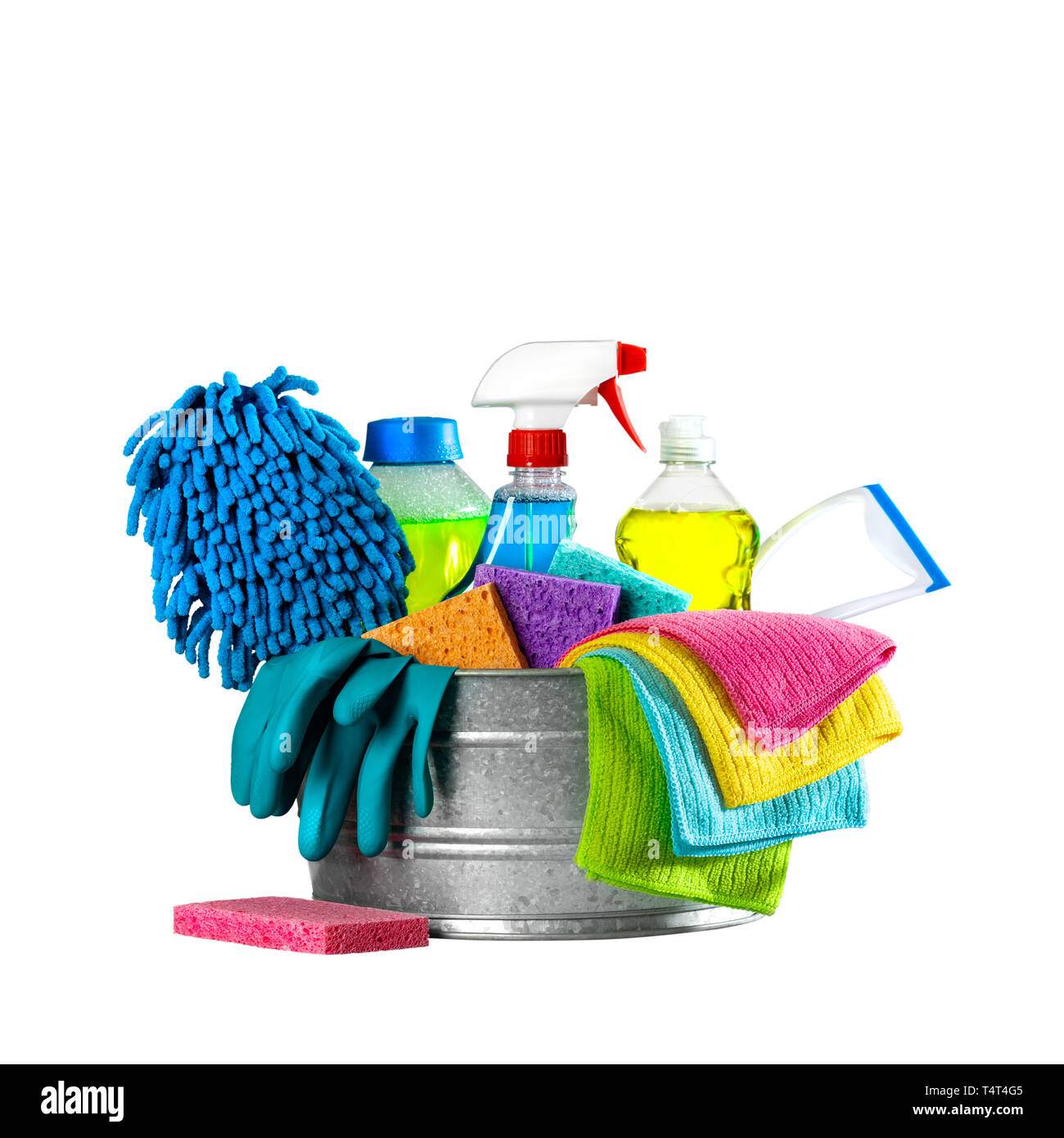 Benna di forniture per la pulizia isolato su sfondo bianco - Servizi di pulizia Concept Foto Stock