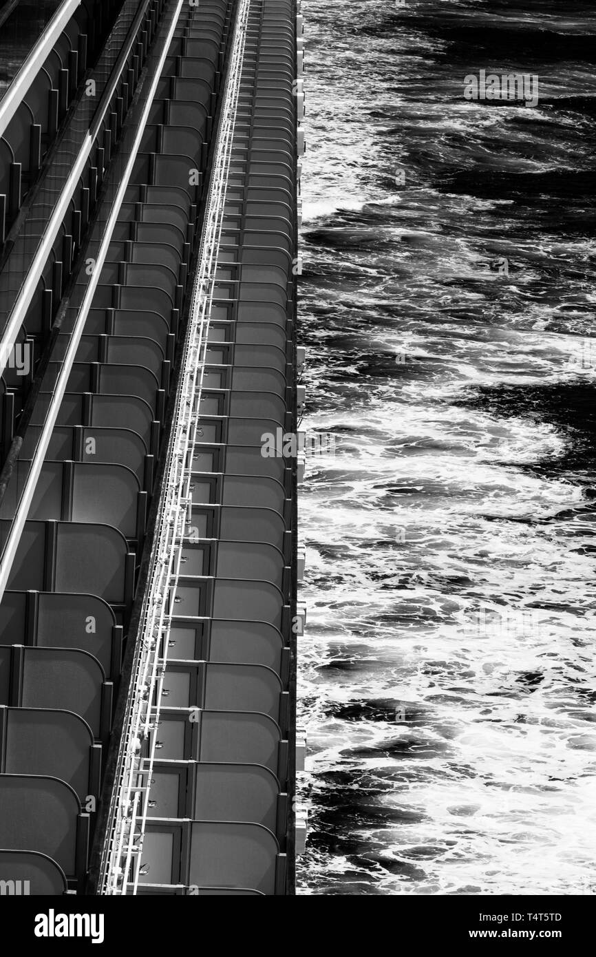 Il balcone di ogni camera in mare Foto Stock