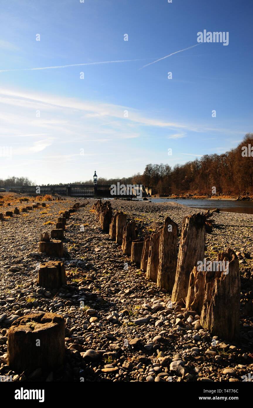 Resti del vecchio Lech weir, alta drain, Augsburg, sullo sfondo la nuova weir, Schwaben, Baviera, Germania, Europa Foto Stock