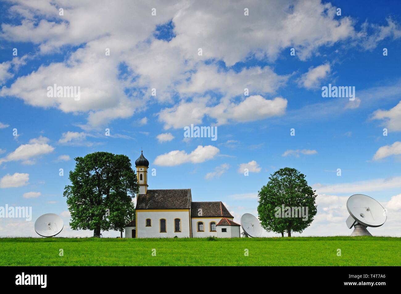 Sankt Johann im Felde, vicino Raisting, Alta Baviera, in background le antenne paraboliche della stazione di terra, Germania, Europa Foto Stock