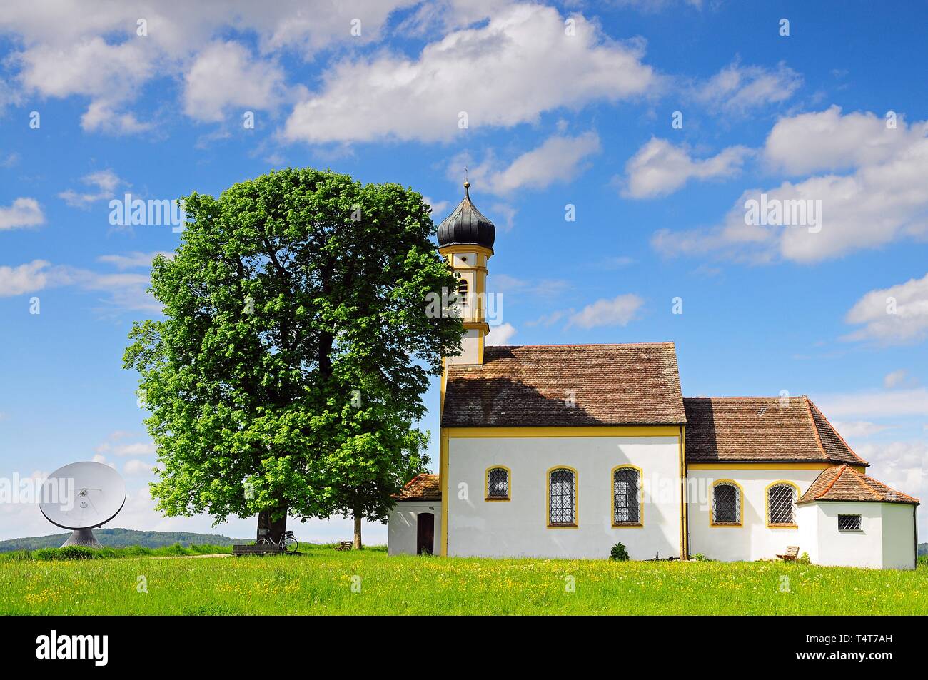 Sankt Johann im Felde, vicino Raisting, Alta Baviera, sullo sfondo di una antenna parabolica della stazione di terra, Germania, Europa Foto Stock