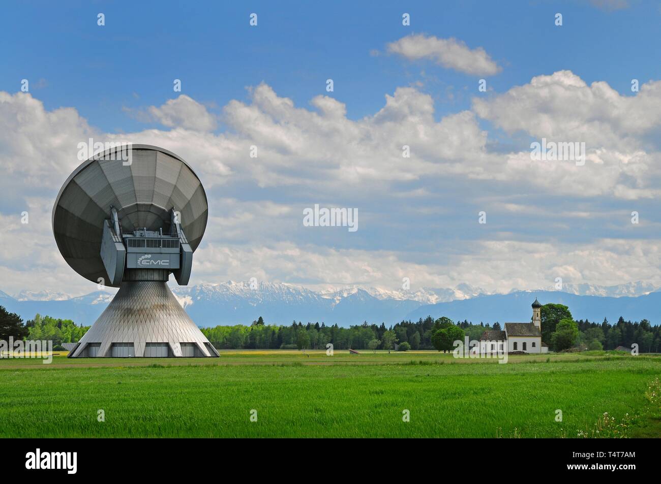 Antenne paraboliche della stazione di terra, vicino Raisting, Alta Baviera, in background Sankt Johann im Felde, Baviera, Germania, Europa Foto Stock