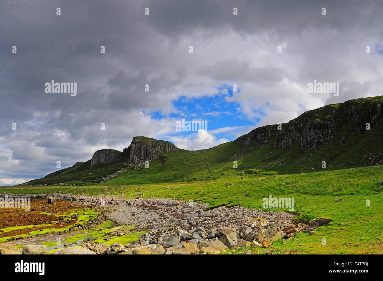 Staffin Bay, Trotternish, Isola di Skye, Ebridi, Scozia, Europa Foto Stock