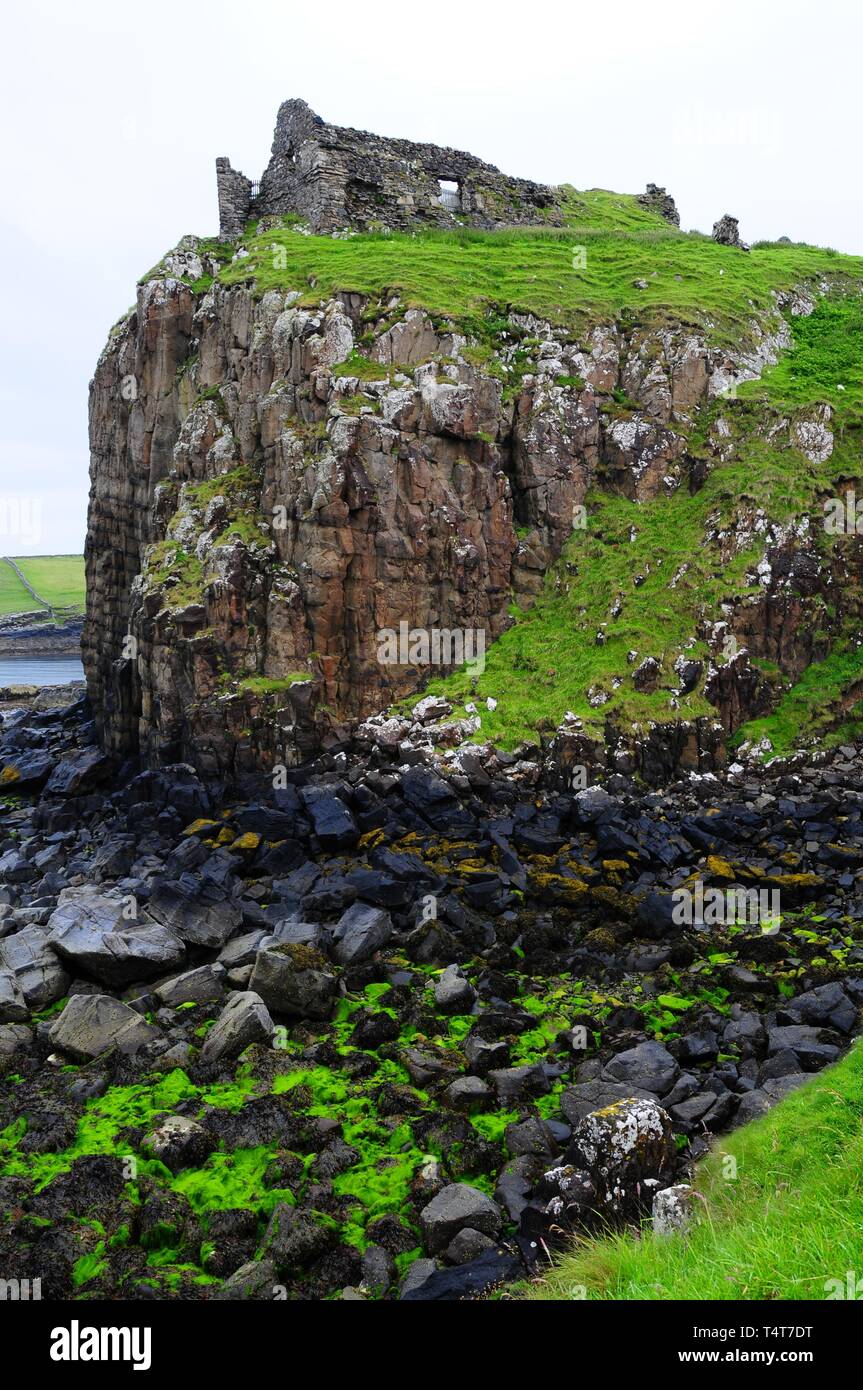 Il castello di Duntulum, Trotternish, Isola di Skye in Scozia, Ebridi, Regno Unito, Gran Bretagna, Europa Foto Stock