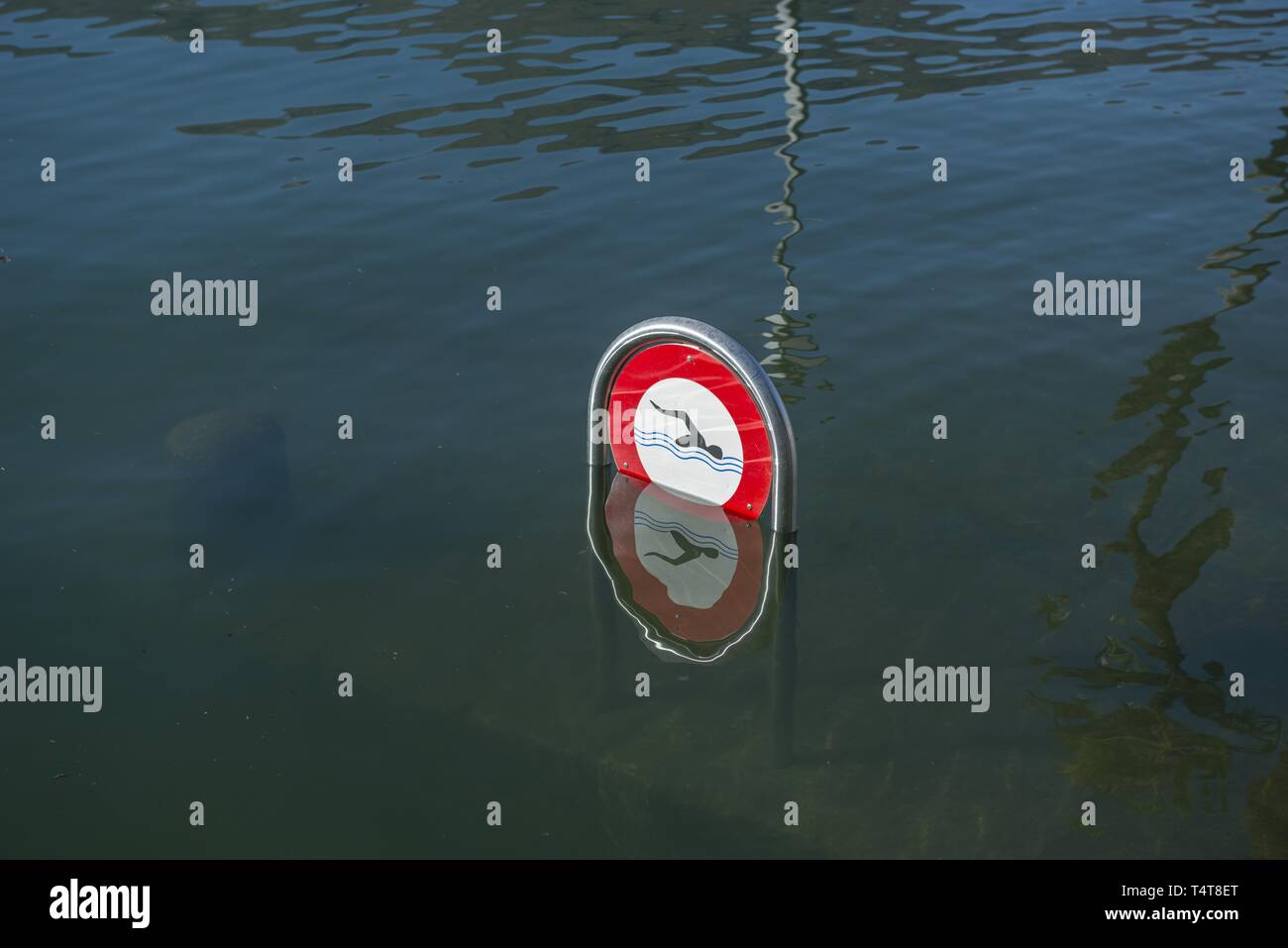 Cartello sulle inondazioni lago alpino Lago Maggiore, vietato fare il bagno segno sotto l'acqua, Ascona, Svizzera, Europa Foto Stock