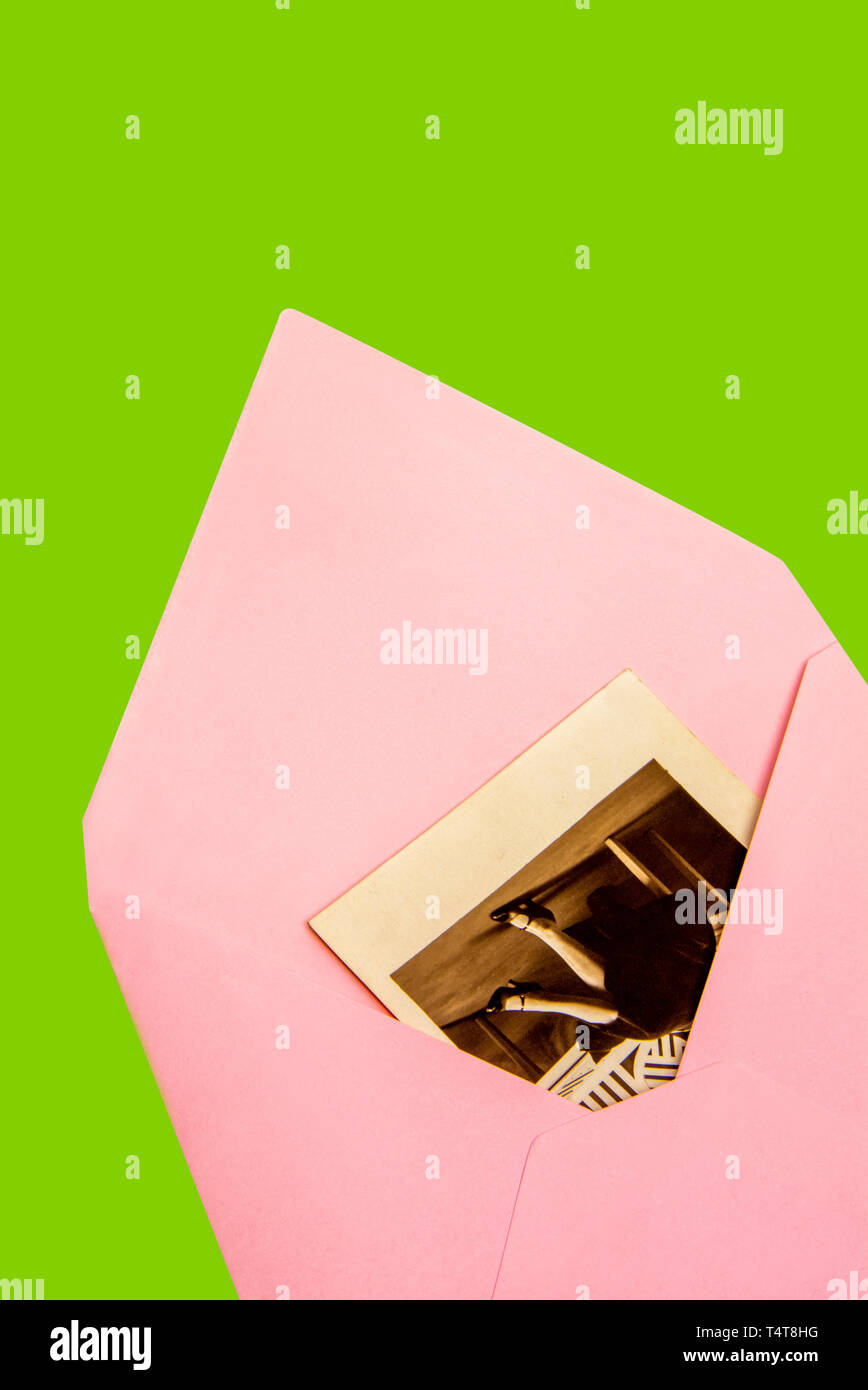 Parte di una foto infilata in una busta Foto Stock