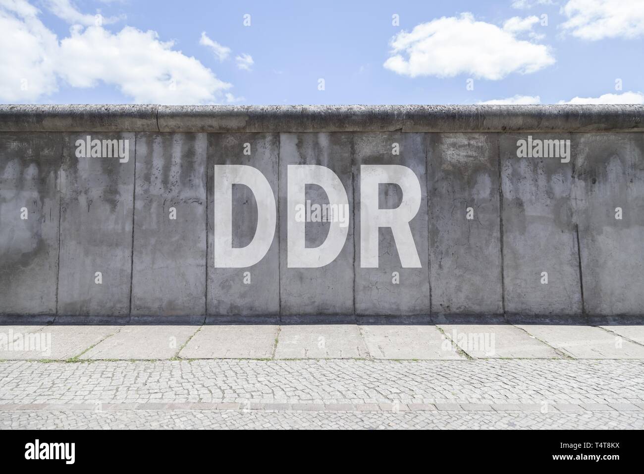 Con il muro di Berlino scritte 'DDR', Bernauer Straße, Berlino, Germania, Europa **** fotomontaggio Foto Stock