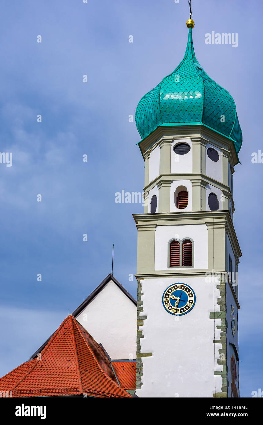 Chiesa parrocchiale di San Giorgio con cupola a cipolla in Wasserburg presso il lago di Costanza, Baviera, Germania, Europa. Foto Stock