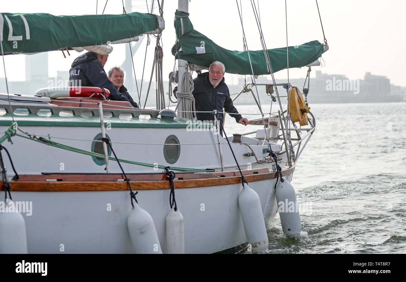 Il Sir Robin Knox-Johnson a bordo della sua barca in Premier Marina, Gosport, salpa per Falmouth per prendere parte al cinquantesimo anniversario del suo completamento del primo da solista non-stop di circumnavigazione del mondo. Foto Stock