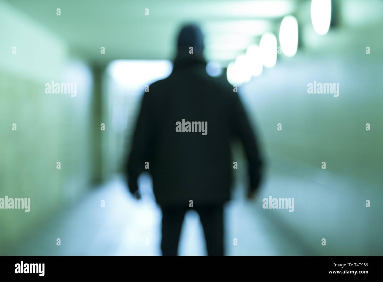 Persona sfocata sorge in un tunnel Foto Stock