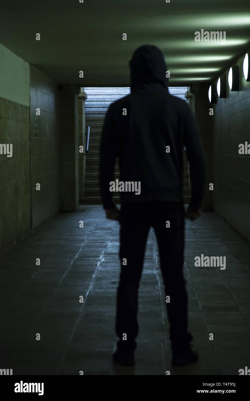 Persona sfocata sorge in un tunnel Foto Stock