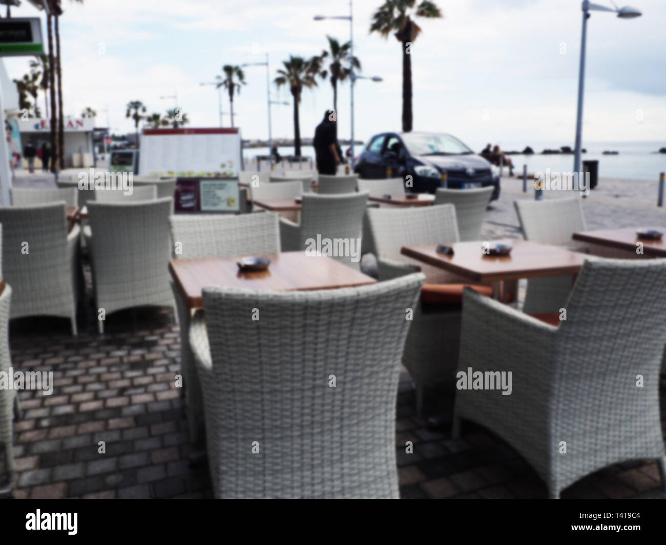 Street cafe e ristorante tavolo e sedia in Isola di Capri città in Italia a Napoli. Paesaggio con caffetteria presso la costa italiana. Anacapri in Europa. Vie Foto Stock