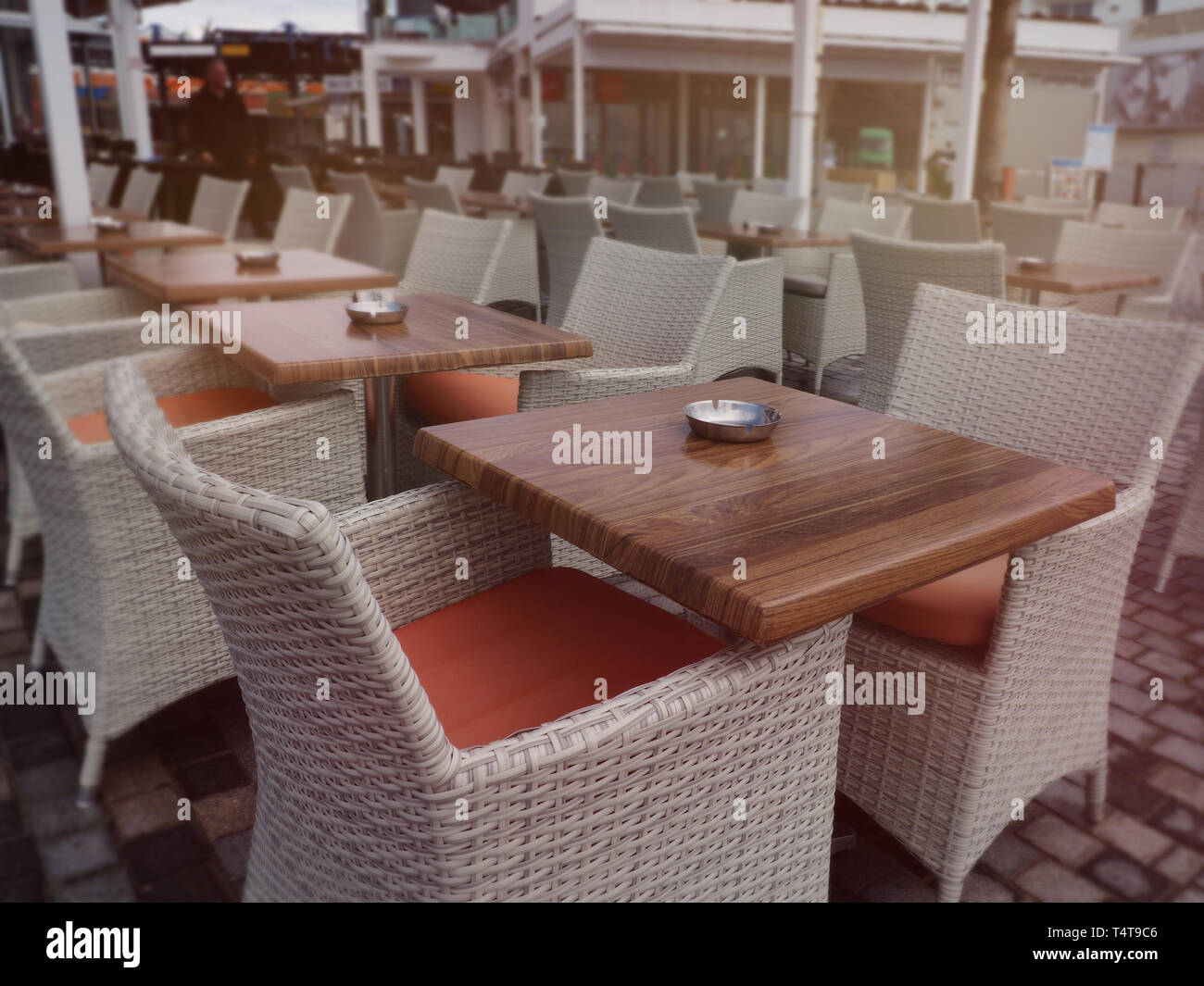 Street cafe e ristorante tavolo e sedia in Isola di Capri città in Italia a Napoli. Paesaggio con caffetteria presso la costa italiana. Anacapri in Europa. Vie Foto Stock