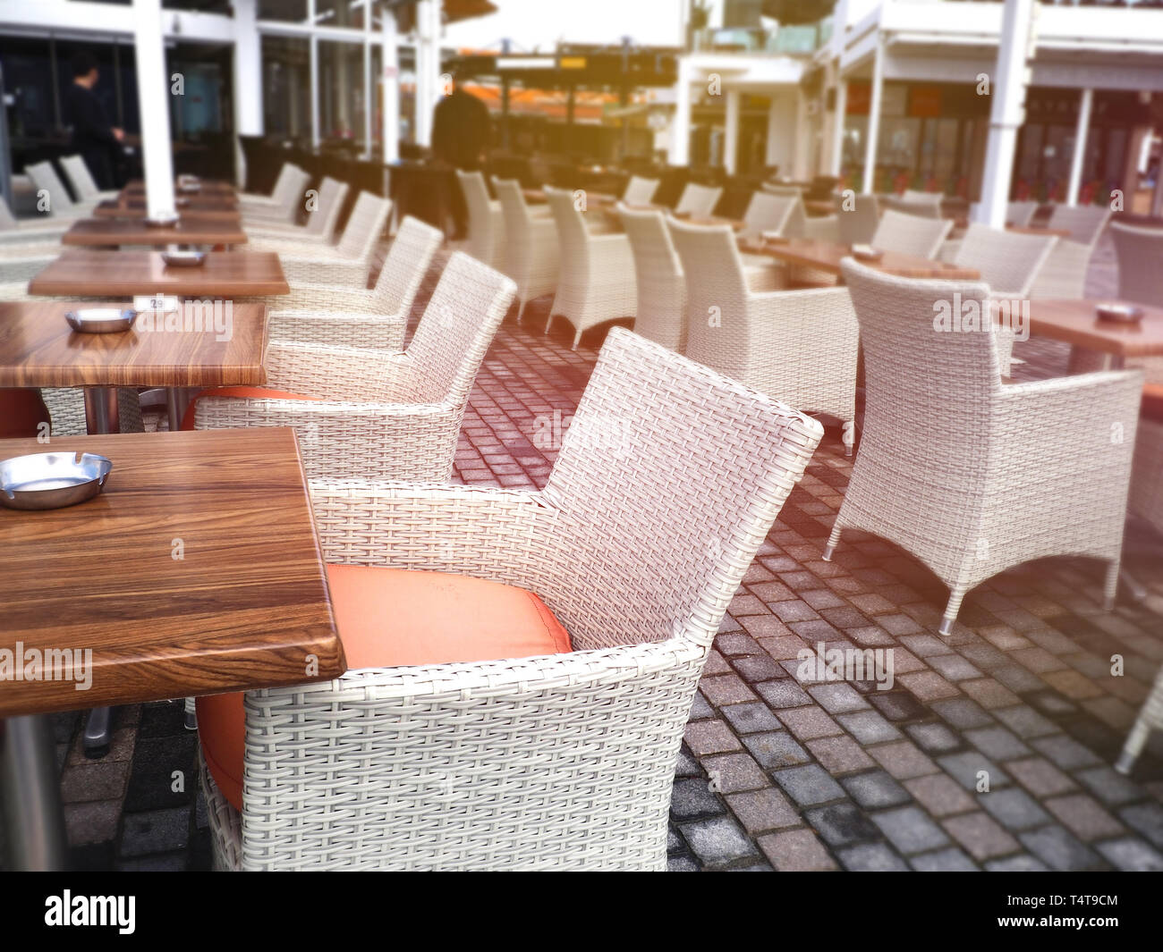 Street cafe e ristorante tavolo e sedia in Isola di Capri città in Italia a Napoli. Paesaggio con caffetteria presso la costa italiana. Anacapri in Europa. Vie Foto Stock