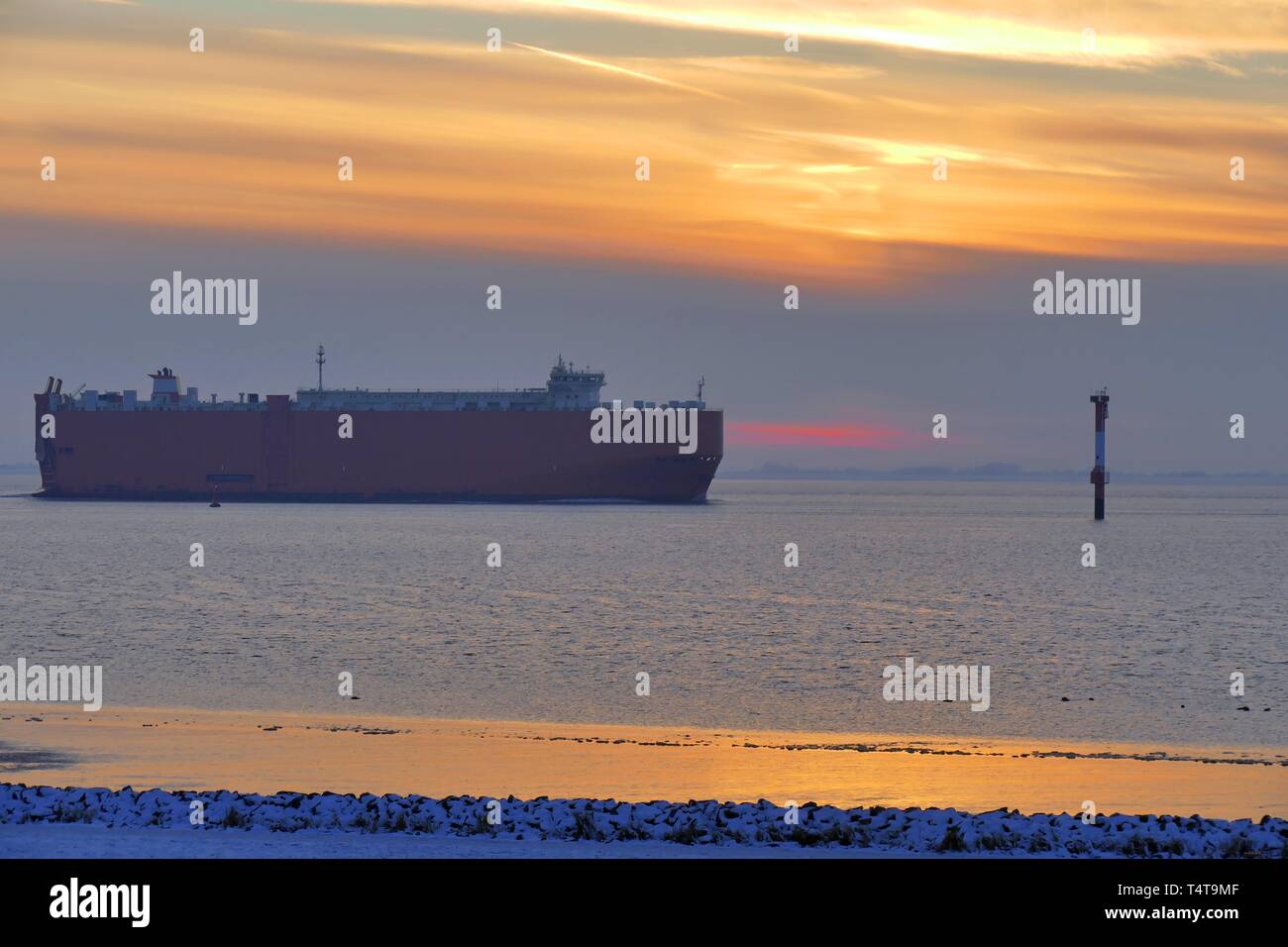 Trasporto auto, Tramonto, umore invernale, Weser, Cuxhaven, Germania, Europa Foto Stock