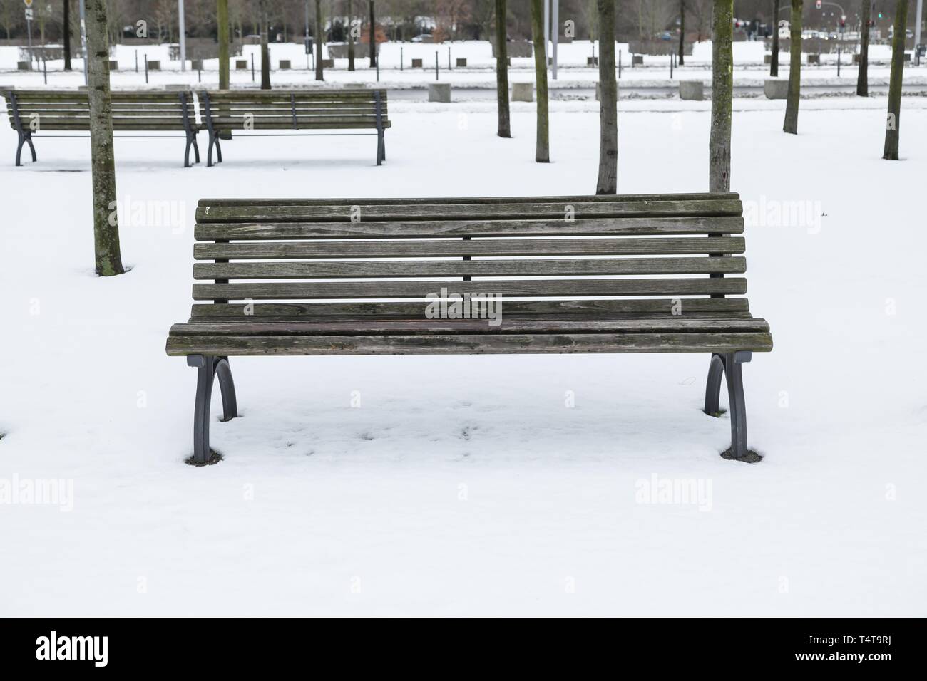 Svuotare una panchina nel parco, inverno Foto Stock