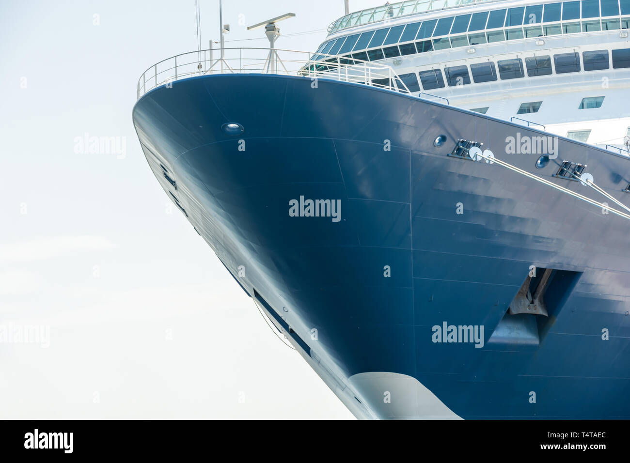 Prua di una grande nave da crociera con spazio di copia Foto Stock