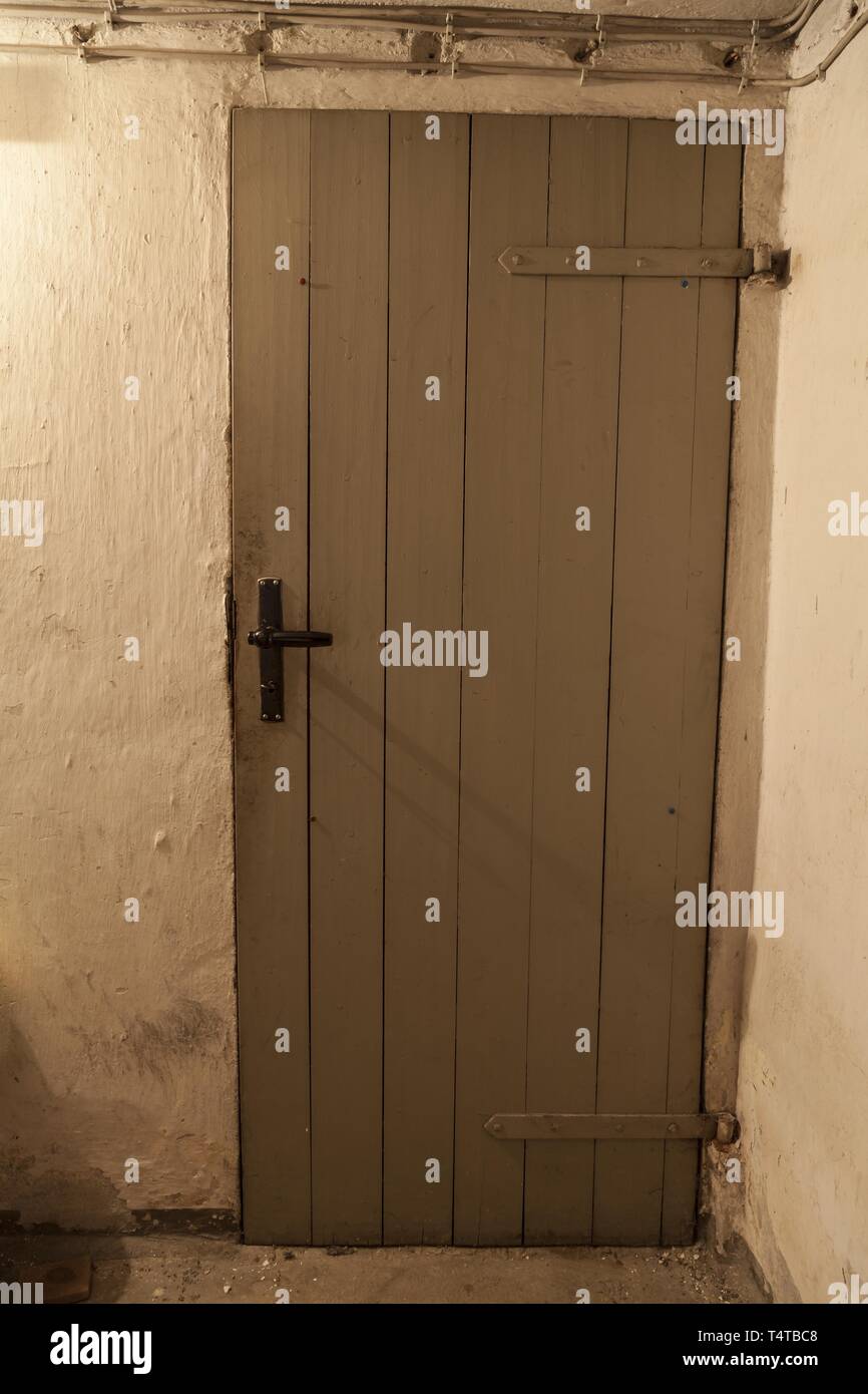 Porta di legno nel seminterrato Foto Stock