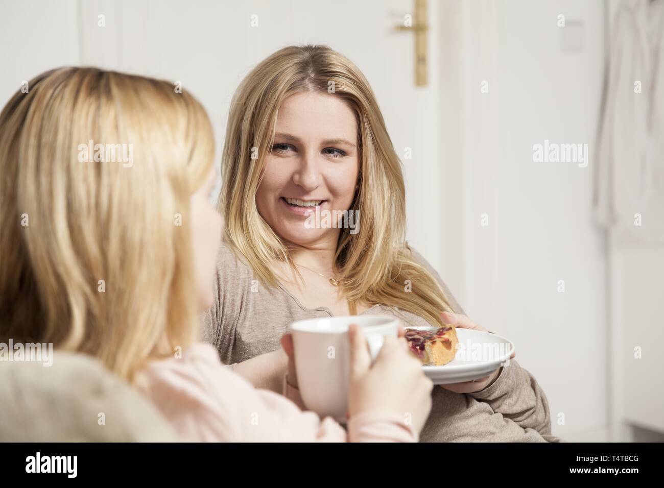 Due donne parlare con caffè e torta Foto Stock