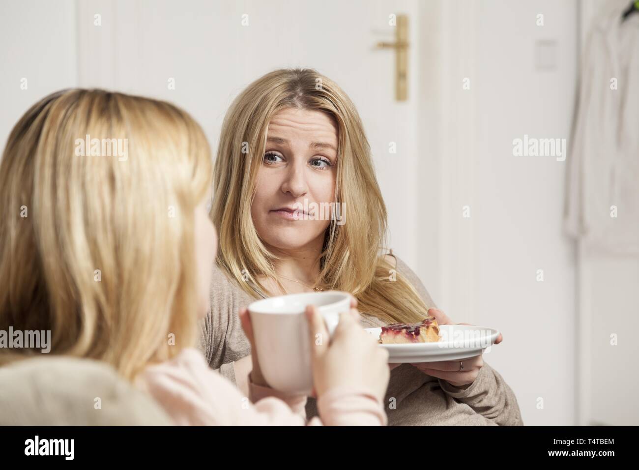 Due donne parlare con caffè e torta Foto Stock