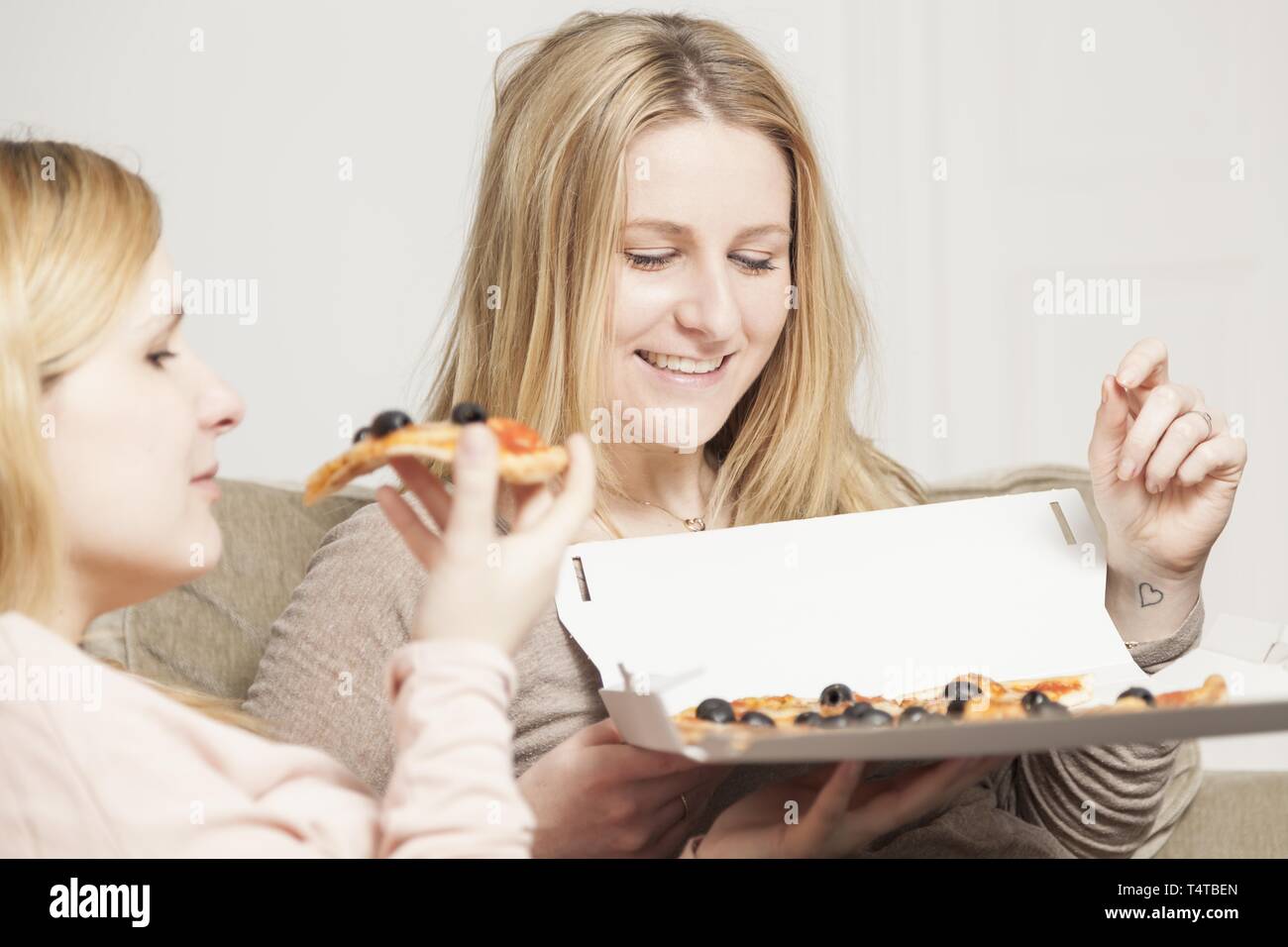 Due donne mangiare la pizza Foto Stock