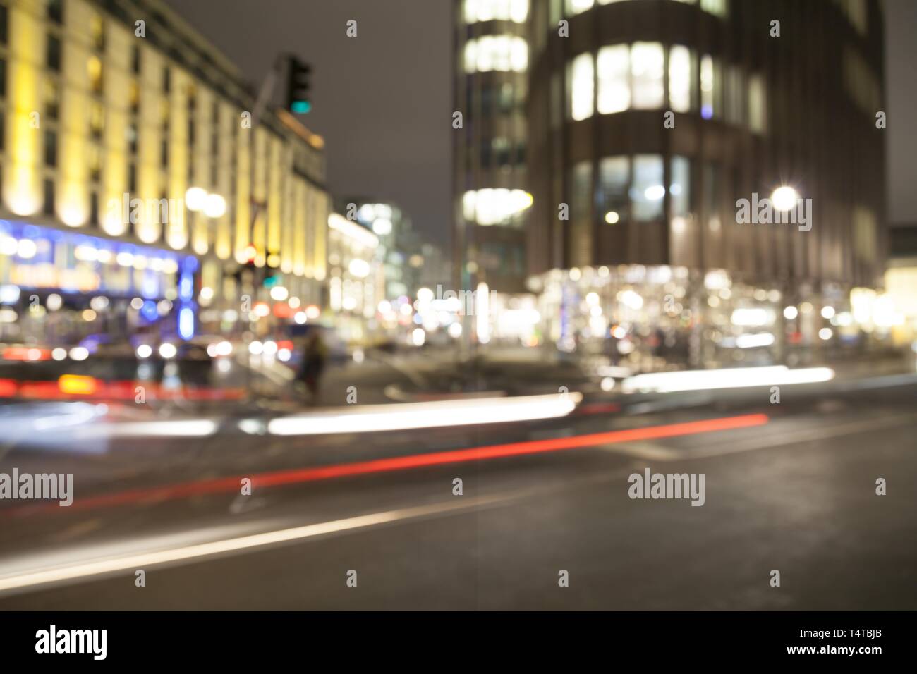 Fari sfocata in serata rush, Friedrichstrasse, Berlino, Germania, Europa Foto Stock
