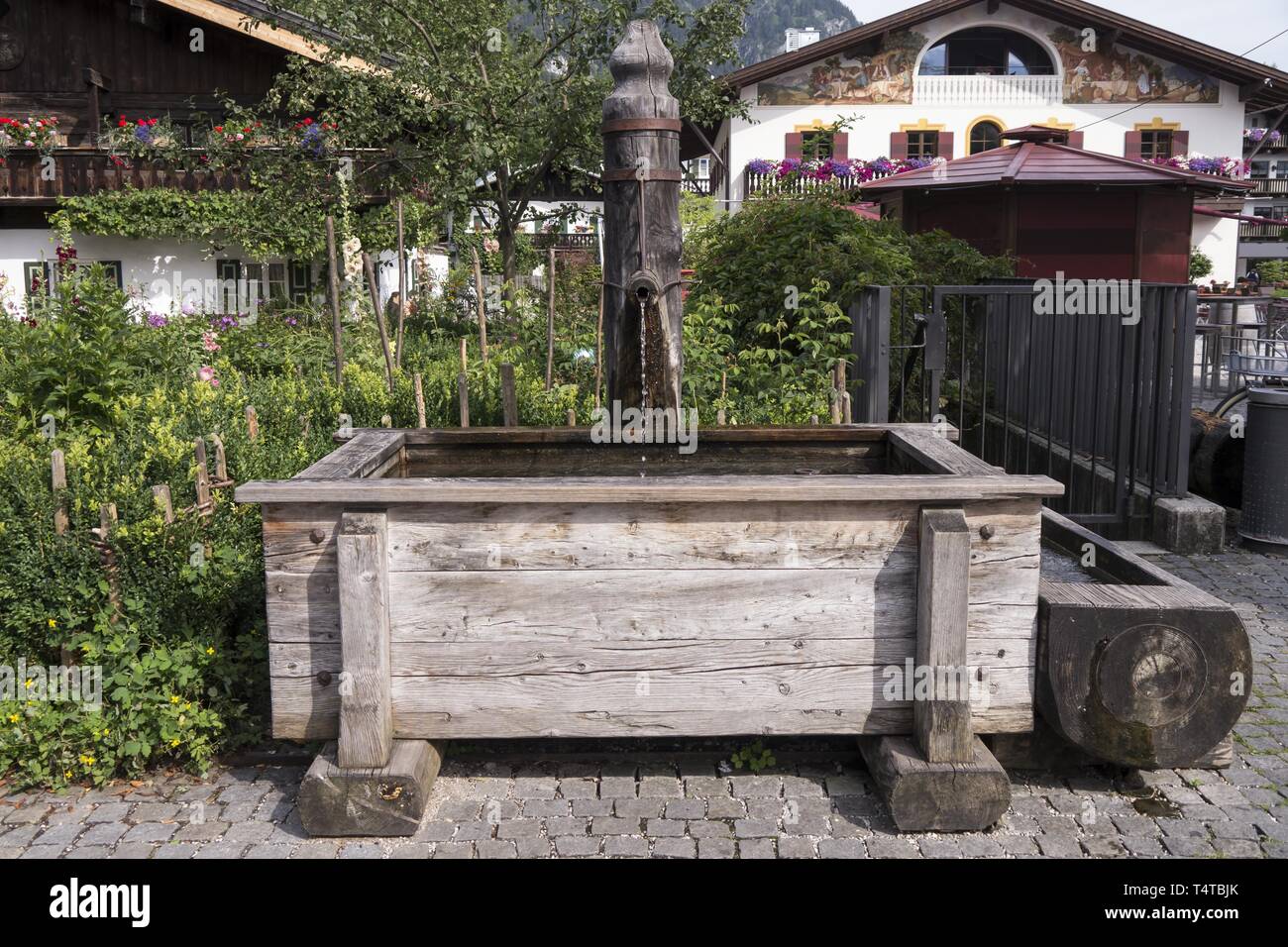 Casa con giardino cottage e fontana, Garmisch-Partenkirchen, Baviera, Germania, Europa Foto Stock